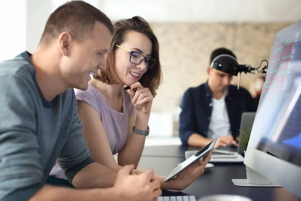 İş toplantısındaki ofis çalışanları. Forex kavramı