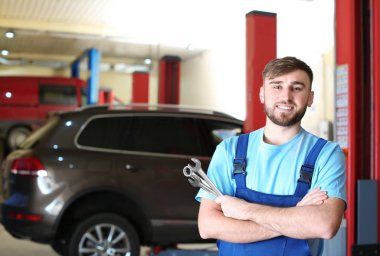 Mekanik araçlarla garajda. Lastik ve diğer araç Hizmetleri