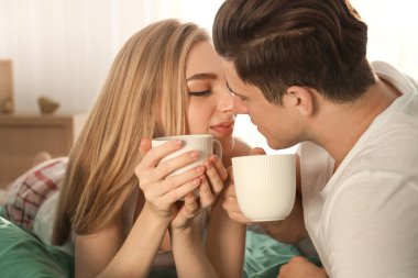 Genç güzel çift yatakta kahve içme