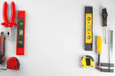 Beyaz arkaplanda marangoz araçları kümesi