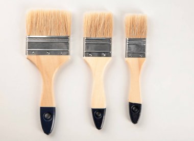 Beyaz arkaplanda boya fırçaları