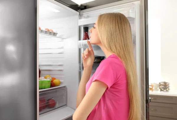 Jovem Mulher Atenciosa Perto Refrigerador Aberto Cozinha — Fotografia de Stock