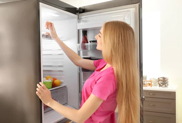 Mujer Joven Tomando Huevo Del Refrigerador Cocina — Foto de Stock