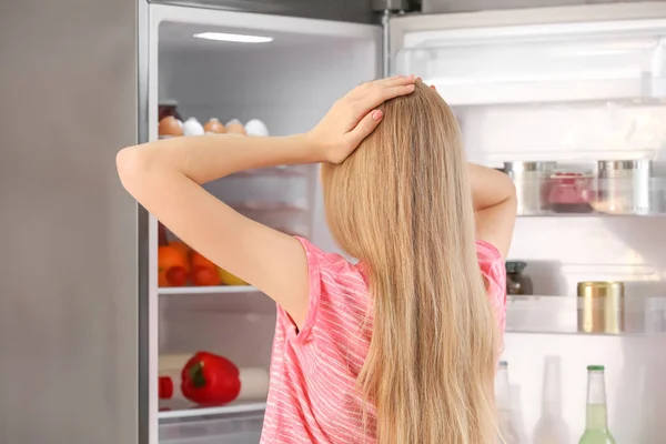 Молодая Женщина Возле Открытого Холодильника Кухне — стоковое фото