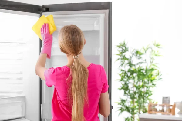 Mulher Limpeza Geladeira Cozinha — Fotografia de Stock
