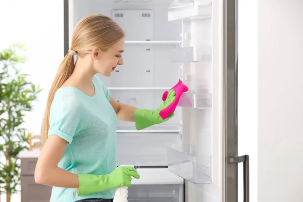 Mulher Limpeza Geladeira Cozinha — Fotografia de Stock