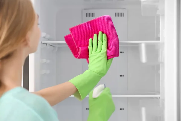 Γυναίκα Καθαρισμού Ψυγείο Στην Κουζίνα — Φωτογραφία Αρχείου