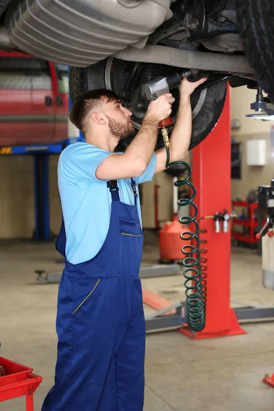 Mechaniker Repariert Auto Der Garage Reifenservice — Stockfoto