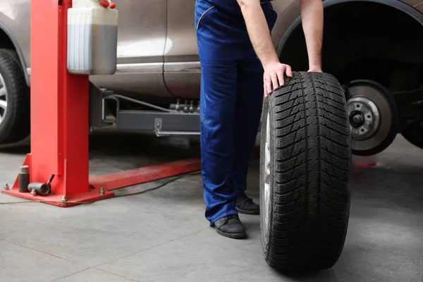 Mecánico Con Rueda Coche Taller Reparación Servicio Neumáticos —  Fotos de Stock