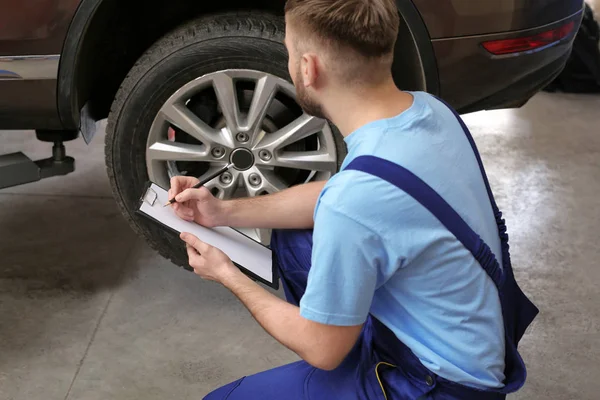 Mechanic Clipboard Garage Tire Other Car Services — Stock Photo, Image