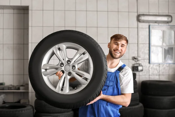 修理车间有汽车车轮的机修工 轮胎服务 — 图库照片