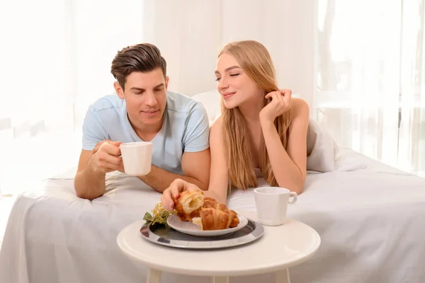 Jovem Casal Encantador Tomando Café Manhã Cama — Fotografia de Stock