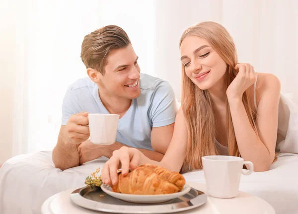 Giovane Bella Coppia Che Colazione Sul Letto — Foto Stock