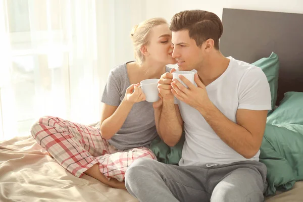 Junges Schönes Paar Trinkt Kaffee Auf Dem Bett — Stockfoto