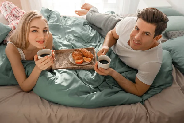 Jonge Mooie Paar Ontbijten Bed — Stockfoto