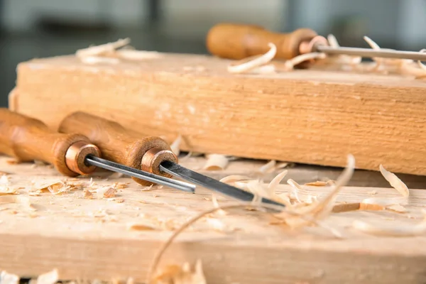 Ciseaux Planches Bois Sciure Bois Dans Atelier Menuisier — Photo