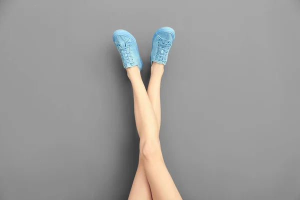 Beine Der Schönen Frau Stilvollen Schuhen Auf Farbigem Hintergrund — Stockfoto
