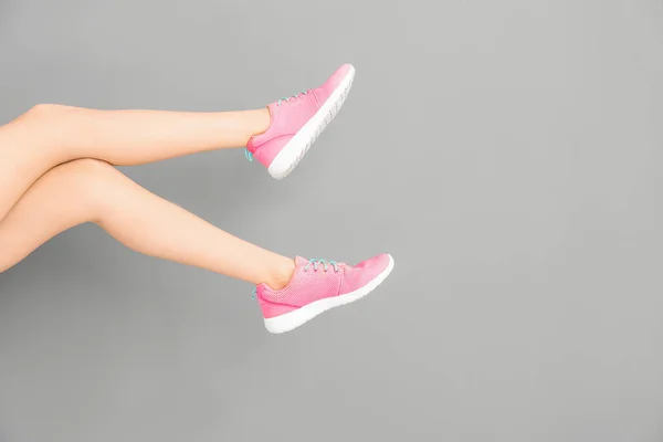 Ноги Красивой Женщины Стильной Обуви Цветном Фоне — стоковое фото