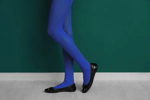 Mulher Bonita Sapatos Elegantes Perto Parede Cor — Fotografia de Stock