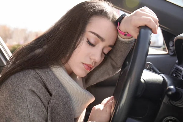 Giovane Donna Che Dorme Macchina Durante Traffico — Foto Stock