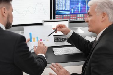 ofiste çalışan komisyoncular