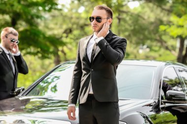 Car yakınındaki yakışıklı korumaları  