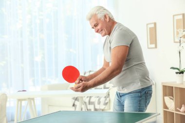 Komuta sizde Masa Tenisi oynarken