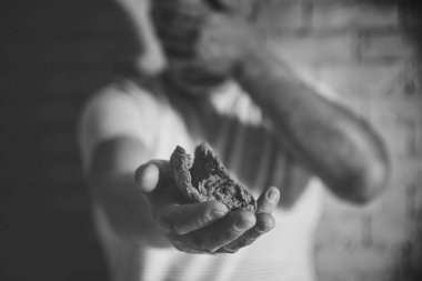 Zavallı adama küçük ekmek parçası 