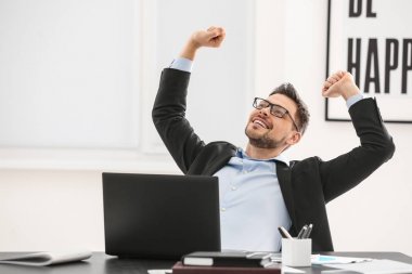 ofis yakışıklı işadamı