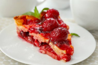 Lezzetli dilim vişneli pasta 