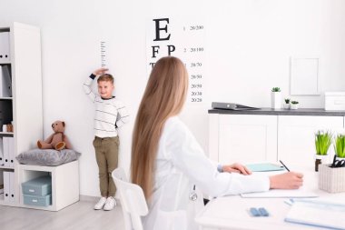 küçük çocuk yükseklik ölçme 