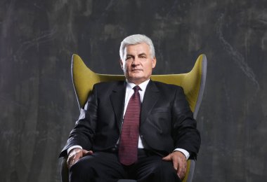 Yakışıklı olgun adam. 