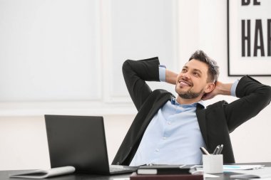 ofis yakışıklı işadamı