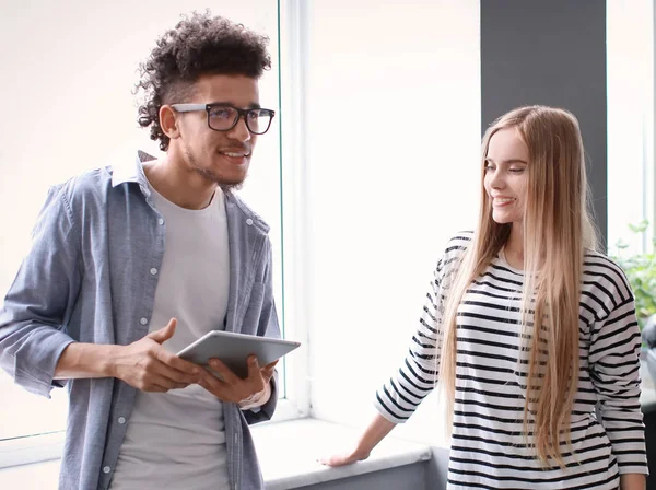 Étudiants Reposant Ensemble Dans Bâtiment Campus — Photo