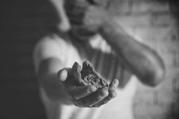 Бедняга с куском хлеба.
 