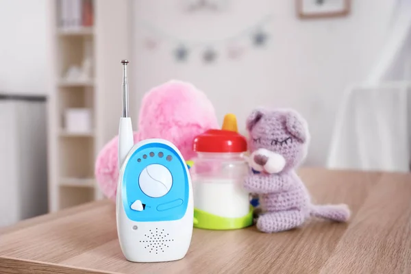 Baby monitor, brčkem a hračky — Stock fotografie