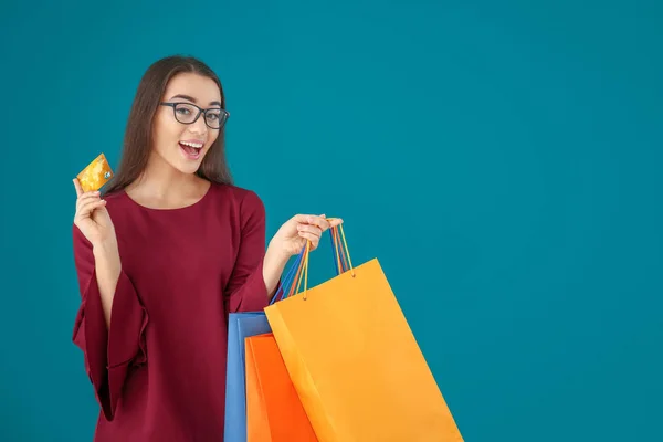 Junge Frau mit Einkaufstaschen — Stockfoto