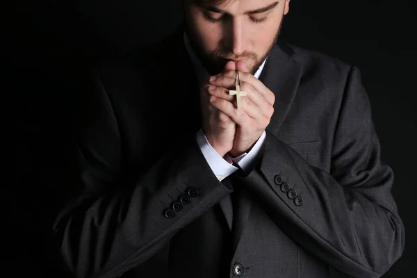 Giovane uomo d'affari religioso che prega — Foto Stock