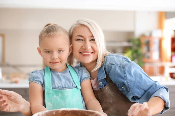 Kleines Mädchen und Großmutter mit Mehl bedeckt — Stockfoto