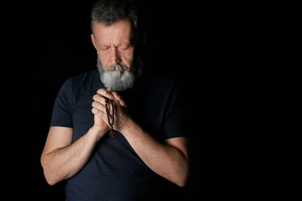 Religioso anciano rezando —  Fotos de Stock