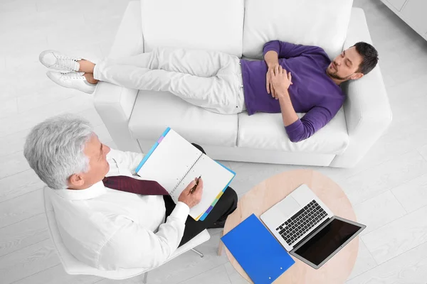 Psykologen arbetar med man — Stockfoto