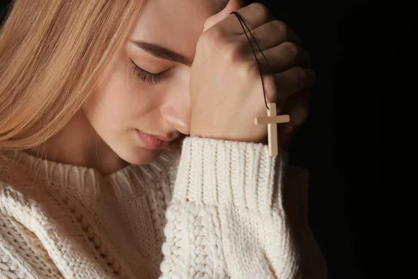 Vallási fiatal nő imádkozott — Stock Fotó