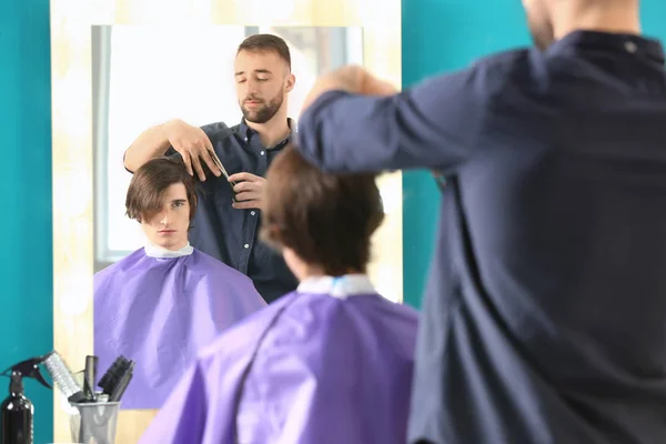 Salon fryzjerski w pracy z klientem — Zdjęcie stockowe