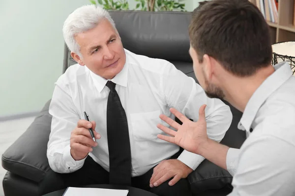 Psicólogo trabalhando com o homem — Fotografia de Stock