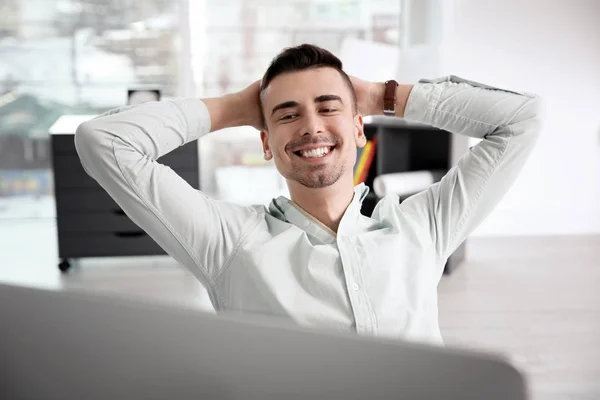 Jovem descansando à mesa — Fotografia de Stock