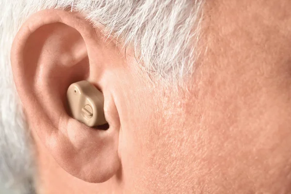 補聴器を持つ男 — ストック写真