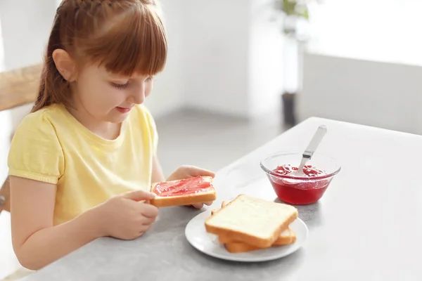 Malá holčička drží toasty s marmeládou — Stock fotografie