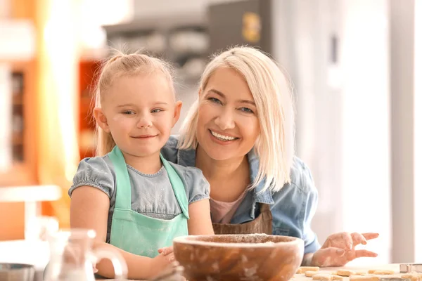 Gadis kecil dan nenek dengan tepung — Stok Foto