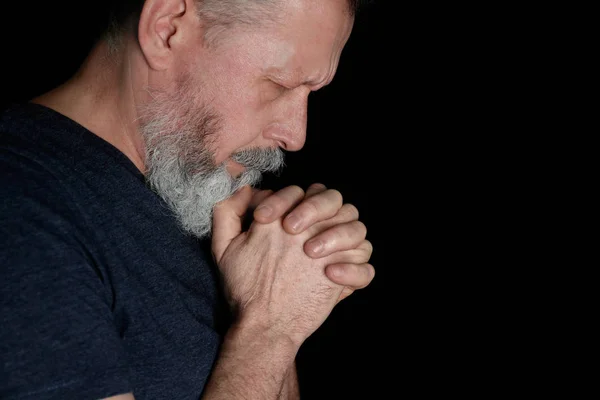Religijne starszy człowiek modli się — Zdjęcie stockowe