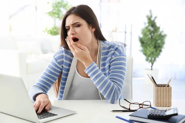 Müde Frau am Arbeitsplatz — Stockfoto